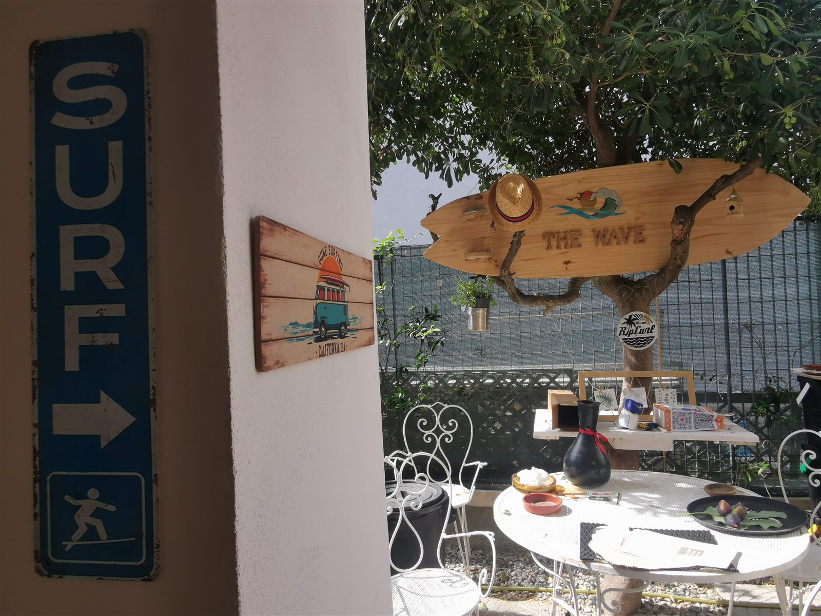Il tavolino con l'insegna SURF nel giardino