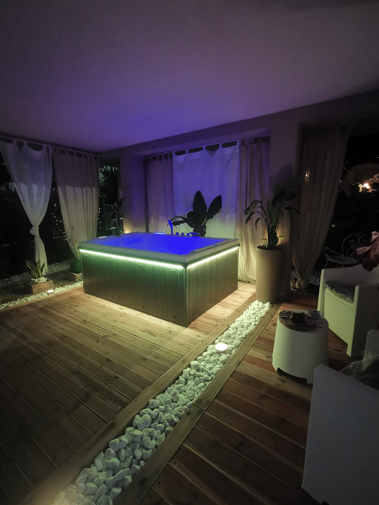La pedana in legno illuminata la sera