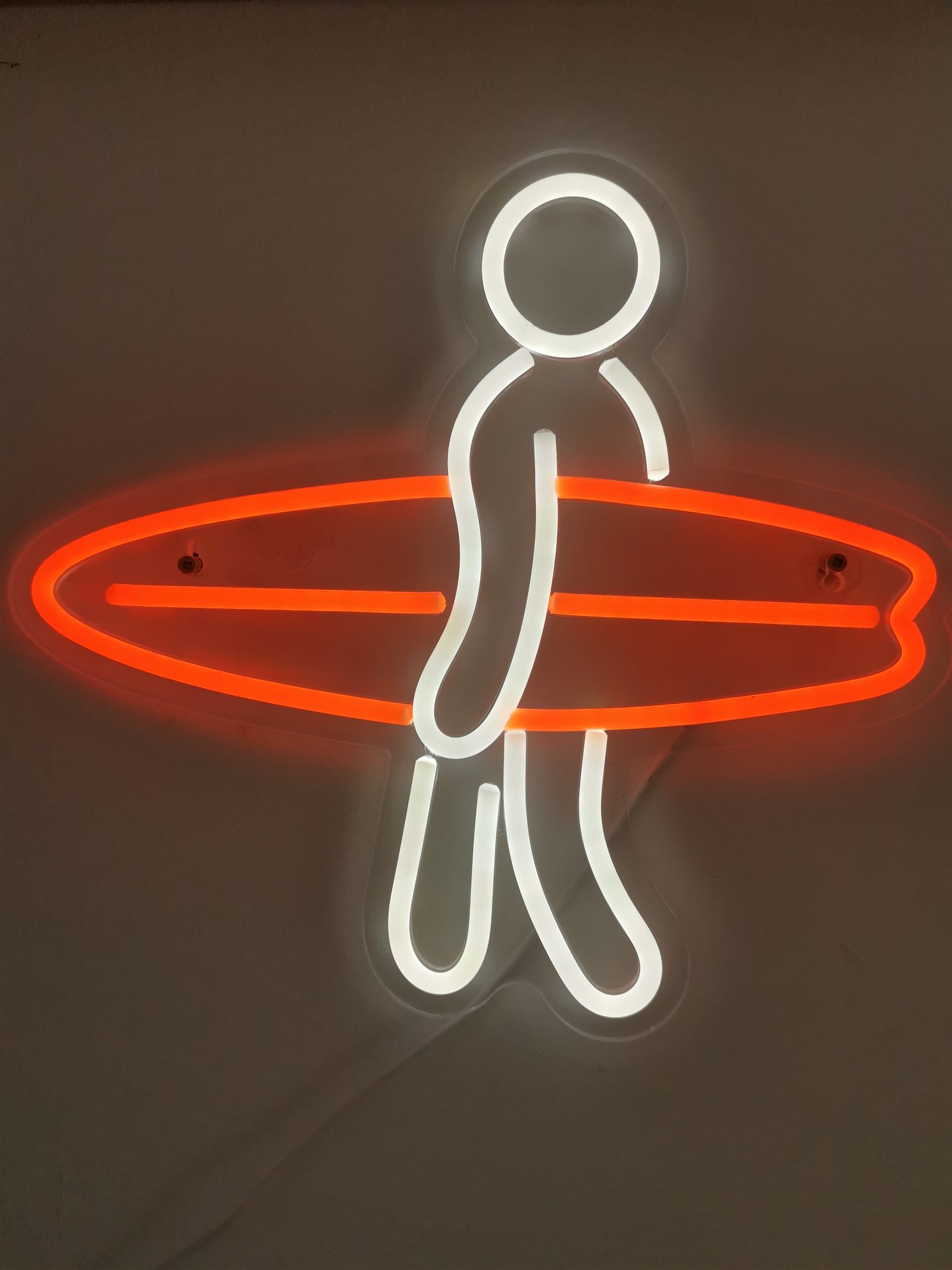 L'insegna neon del surfista