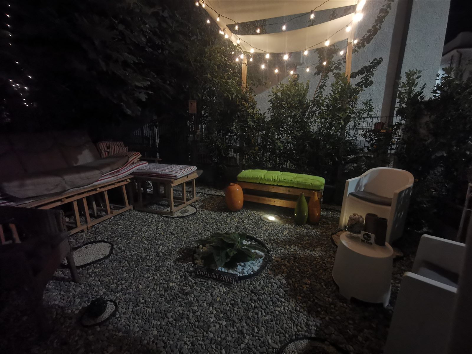 Il giardino illuminato la sera