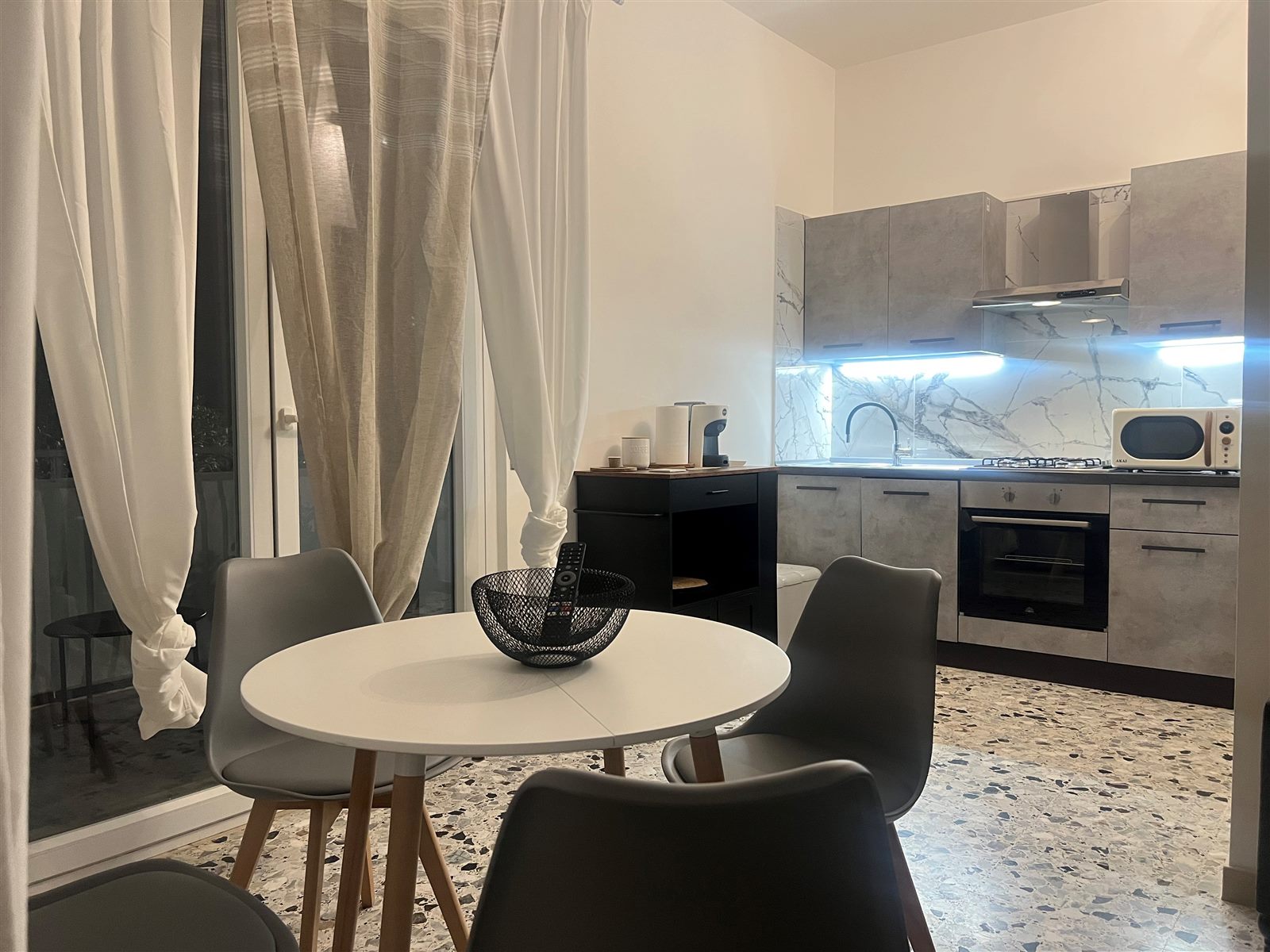 Il soggiorno bianco con cucina e tavolo da pranzo