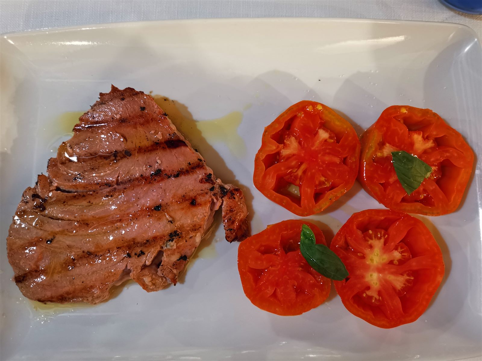 Tonno alla brace con pomodori